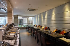 Sarapan prasmanan setiap hari dengan biaya tambahan
