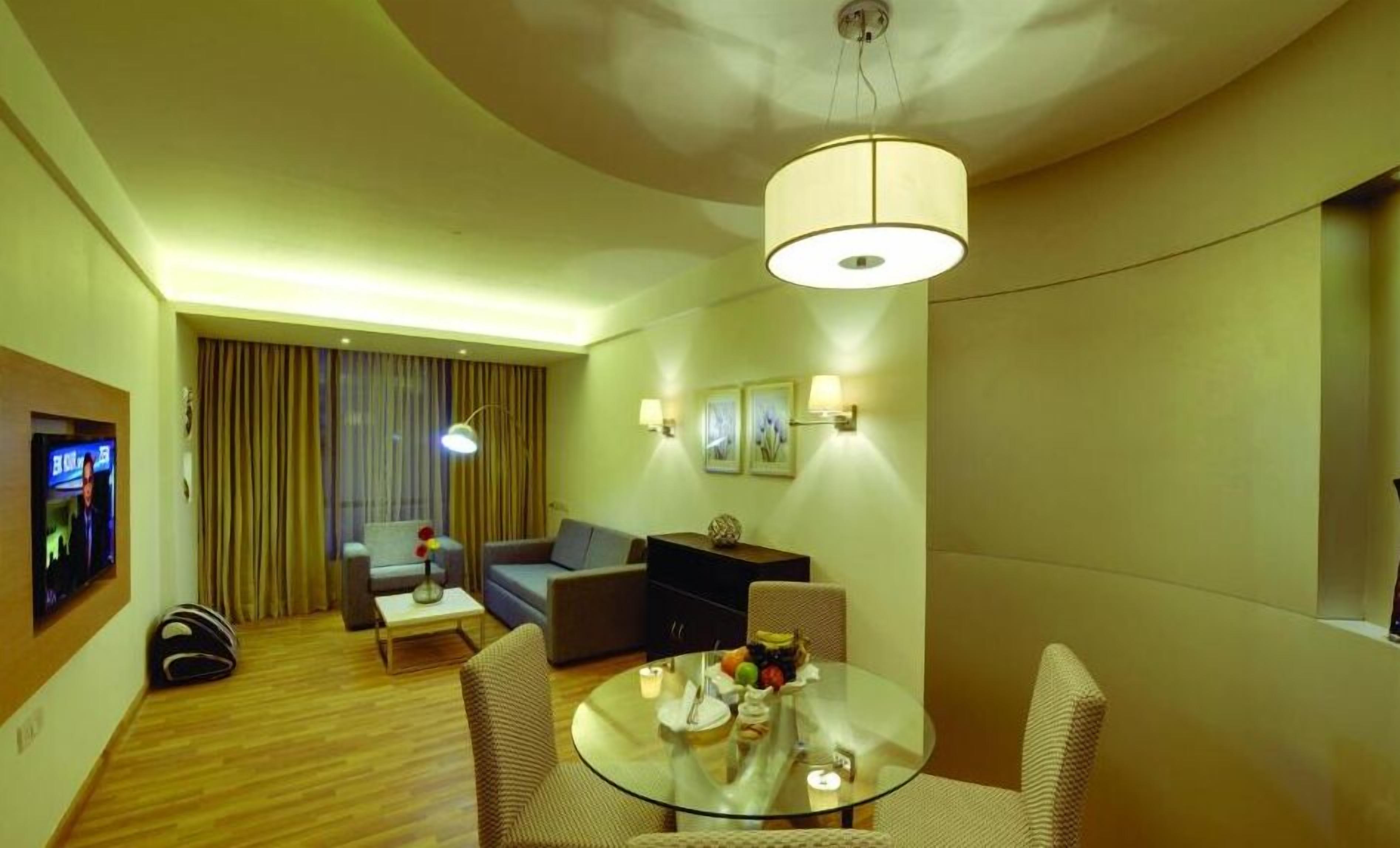 Suite | Woonruimte | Een 32-inch flatscreentelevisie met digitale zenders en een televisie