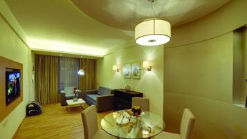 Suite | Woonruimte | Een 32-inch flatscreentelevisie met digitale zenders en een televisie