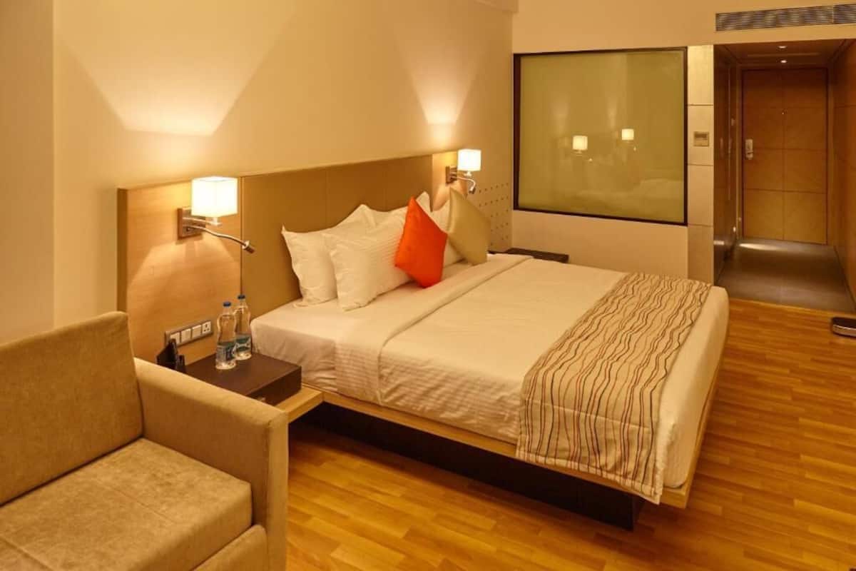 deluxe room | premium bedding, minibar, in-room safe, desk