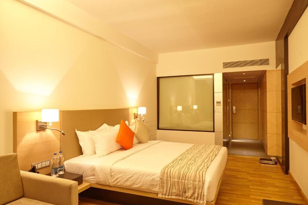 deluxe room | premium bedding, minibar, in-room safe, desk