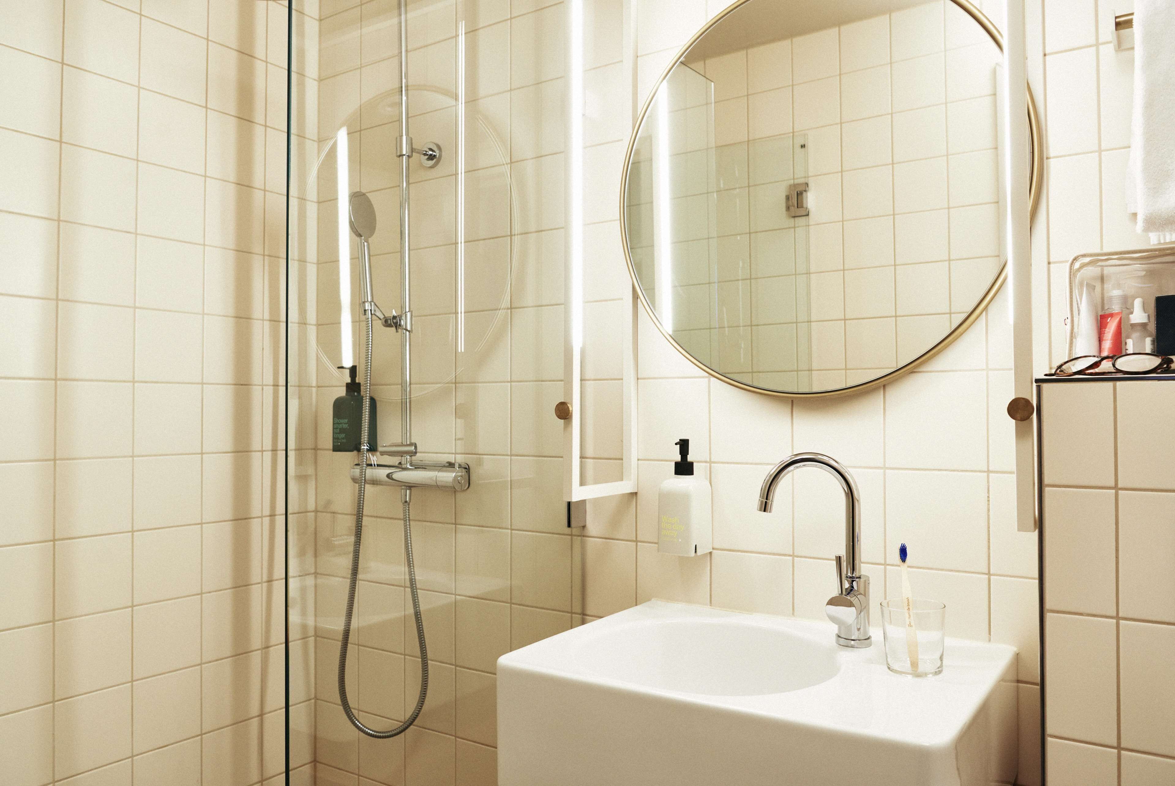 shower, rainfall showerhead, free toiletries, hair dryer