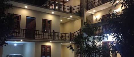 Fachada de la propiedad por la tarde o noche