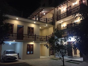 Fachada de la propiedad por la tarde o noche