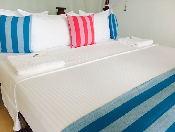 Habitación triple Deluxe, 1 habitación, vista al jardín | 1 habitación y ropa de cama de alta calidad 