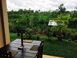 Chambre Triple Deluxe, 1 chambre, vue jardin | Terrasse/Patio