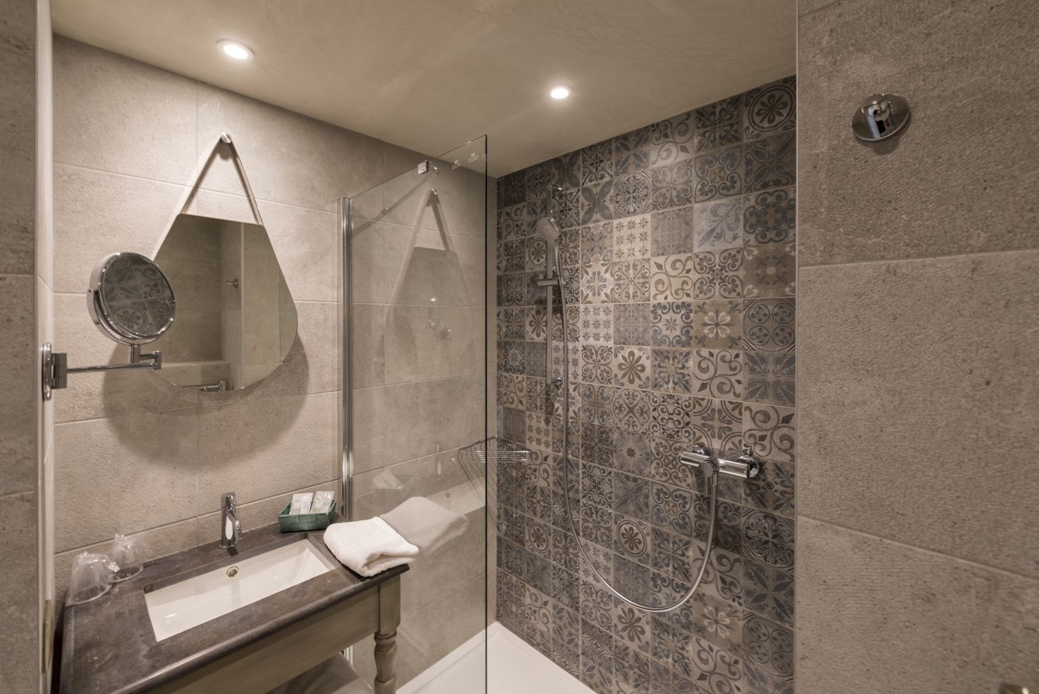 superior room queen bed / 1 pers | bathroom | shower, free toiletries, hair dryer, towels