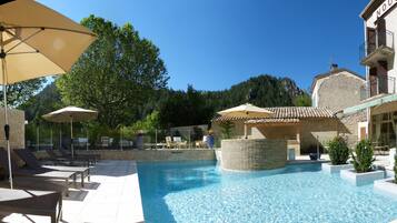 Alberca al aire libre y camastros