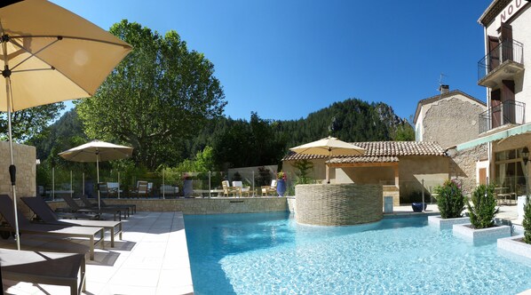 Outdoor pool, pool loungers - Nouvel Hôtel du Commerce (Castellane)