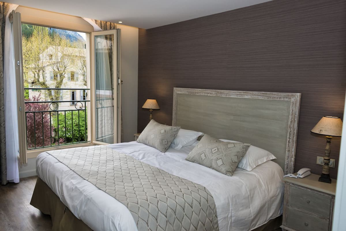 Superior room - Queen bed / 2 pers | In-room safe, desk, soundproofing, iron/ironing board