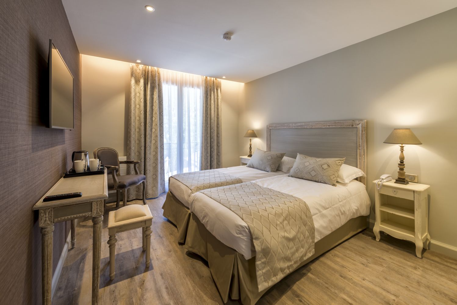 Habitación superior | Caja de seguridad en la habitación, escritorio y insonorización 