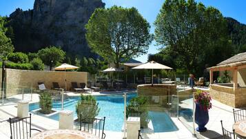 Piscine extérieure, chaises longues