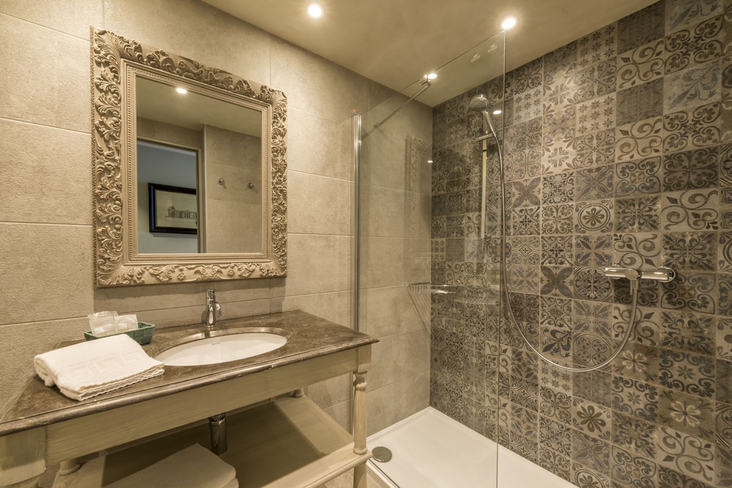 superior room double/twin | bathroom shower