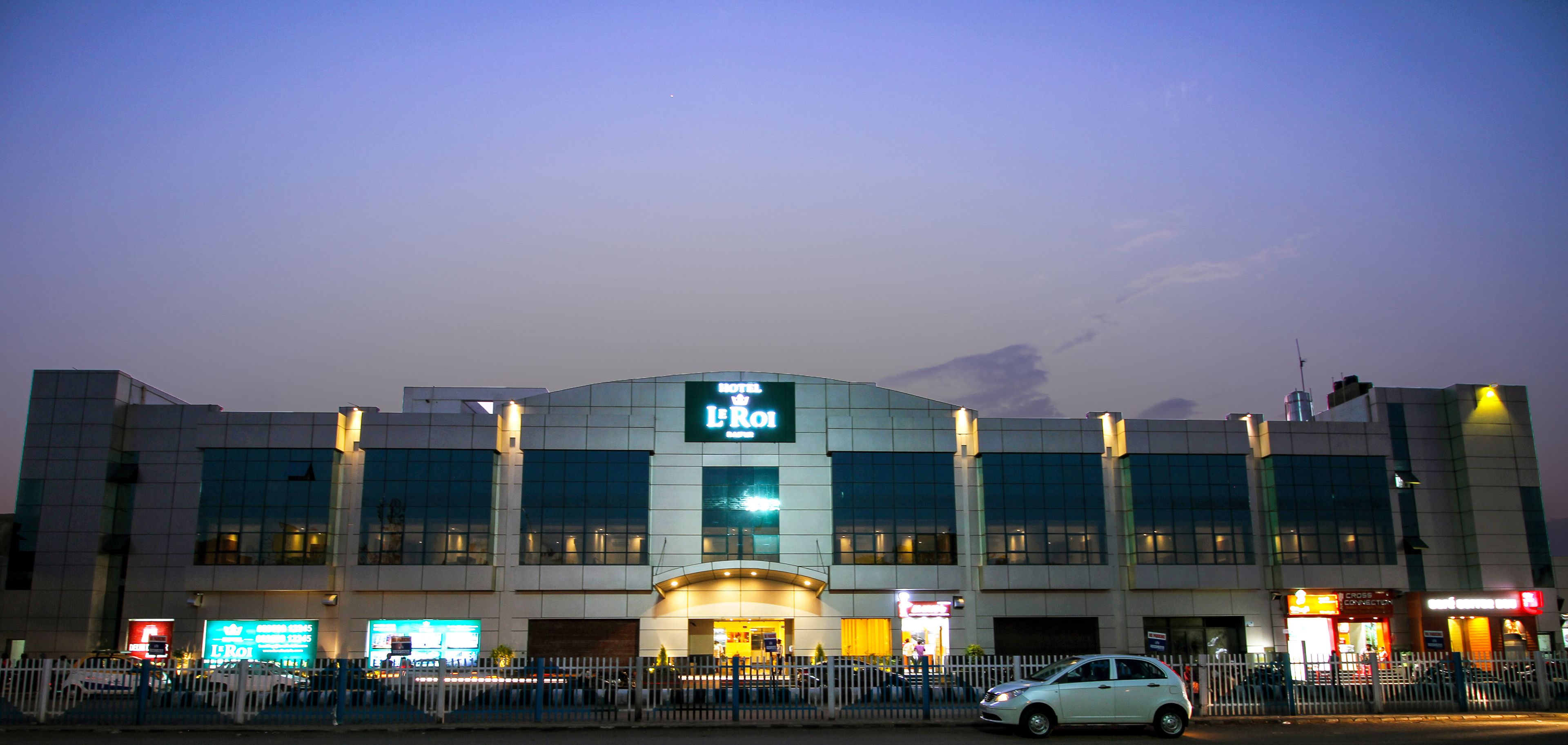 住宿正面 - 傍晚/夜晚