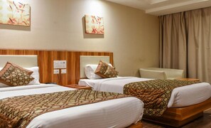 Premium bedding, in-room safe, desk, iron/ironing board - Le ROI Raipur (Raipur)