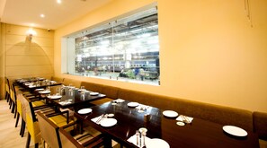 Déjeuner et dîner servis sur place