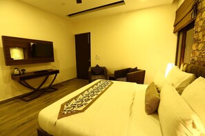 Deluxe Family Room | Minibar, desk, rollaway beds, free WiFi