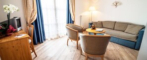 Habitación doble superior, Terraza | Sala de estar | Televisión 