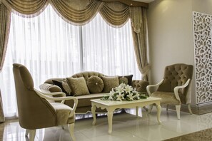 Lobby sitting area - De Maison Airport Hotel (Istanbul)