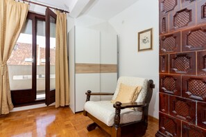 Memory foam beds, in-room safe, desk, soundproofing