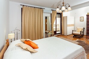 Memory-foam beds, in-room safe, desk, soundproofing - Apartments Cordis (Split)