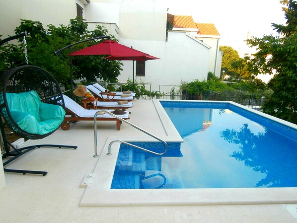 Seasonal outdoor pool, open 9:00 AM to 8:00 PM, pool umbrellas - Apartments Cordis (Split)