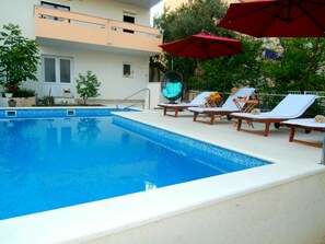 Seasonal outdoor pool, open 9:00 AM to 8:00 PM, pool umbrellas - Apartments Cordis (Split)