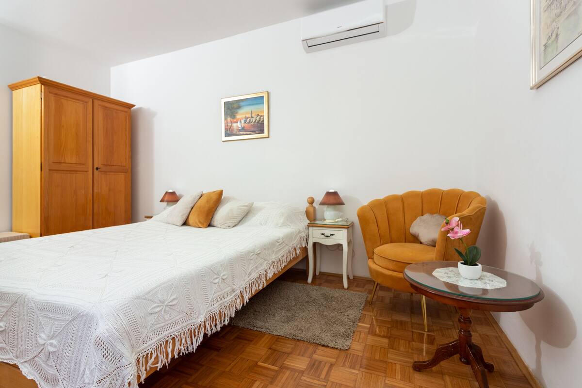 Premium Apartment, 1 Bedroom (1 Double bed) | เตียงเมมโมรีโฟม, ตู้นิรภัยในห้องพัก, โต๊ะทำงาน, ห้องเก็บเสียง