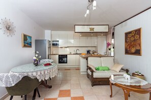 Comfort Apartment, Balcony, Pool View (1 Double Bed) | Private kitchen | Fridge, electric kettle, cookware/dishes/utensils - Apartments Cordis (Split)