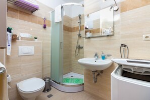 Căn hộ tiện nghi đơn giản, ban công, quang cảnh hồ bơi (1 Double Bed) | Phòng tắm | Buồng tắm vòi sen, đồ dùng nhà tắm miễn phí, máy sấy tóc, khăn tắm 