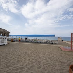 Plage privée, cabines gratuites, chaises longues, parasols