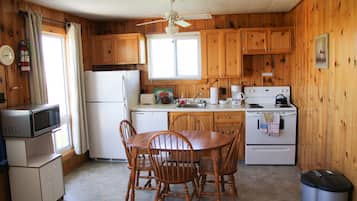 Cottage Standar, 2 kamar tidur, pemandangan laut sebagian | Dapur pribadi | Lemari es besar, microwave, kompor, dan mesin pembuat kopi/teh