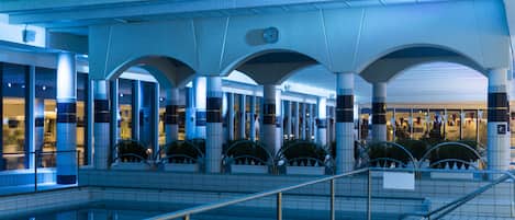 7 piscinas internas, espreguiçadeiras