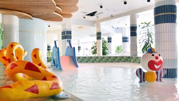 7 piscinas internas, espreguiçadeiras