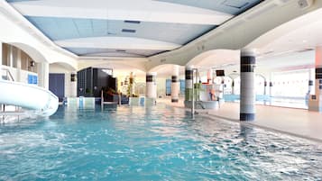7 piscines couvertes, chaises longues