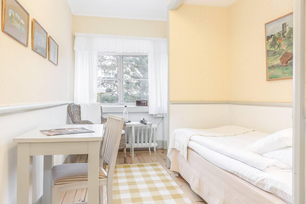 single room | individually decorated, individually furnished, free wifi, bed sheets