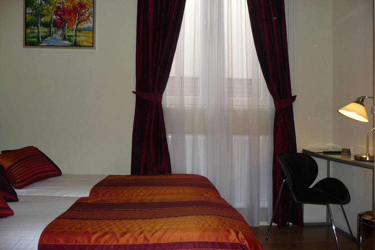 Premium bedding, in-room safe, cots/infant beds, free WiFi