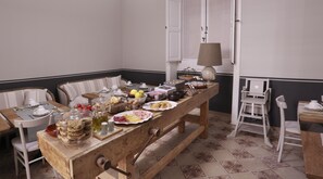 Tägliches inbegriffenes Frühstücksbuffet