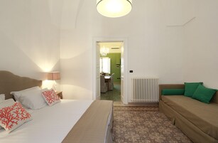 Ropa de cama de alta calidad, minibar y escritorio