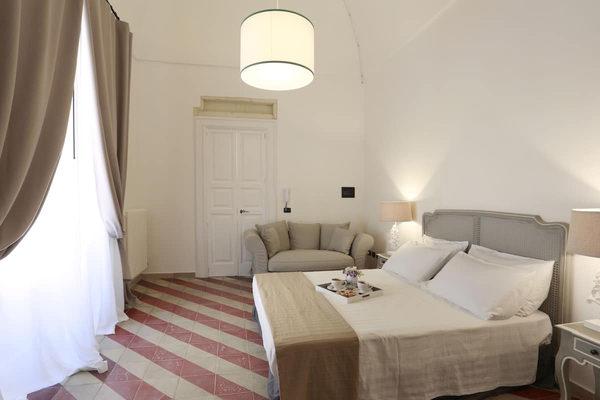 Superior appartement | Luxe beddengoed, een minibar, een bureau, geluiddichte muren