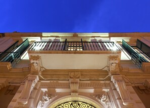 Front of property - evening/night - Santa Marta Suites & Apartments (Lecce)