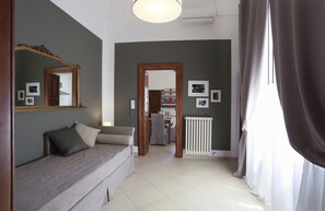 Apartamento, terraza | Zona de estar | Televisión de 26 pulgadas con canales digitales