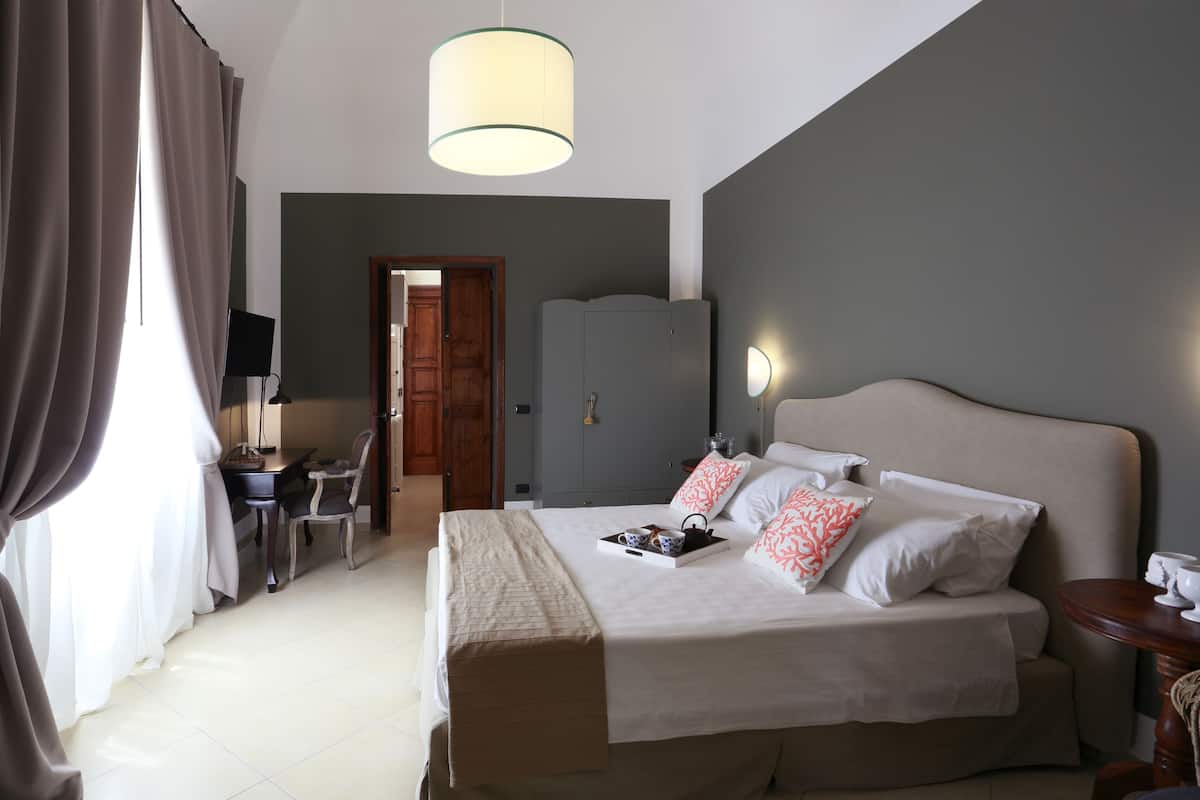 Appartement, terras | Luxe beddengoed, een minibar, een bureau, geluiddichte muren