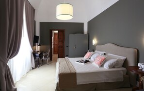 Apartamento, terraza | Ropa de cama de alta calidad, minibar, escritorio