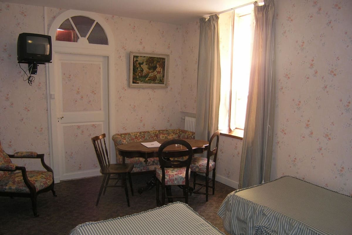 Standard Triple Room | In-room safe, desk, free cribs/infant beds, free WiFi