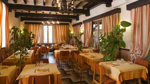 Aamiainen, lounas ja illallinen; paikallinen keittiö