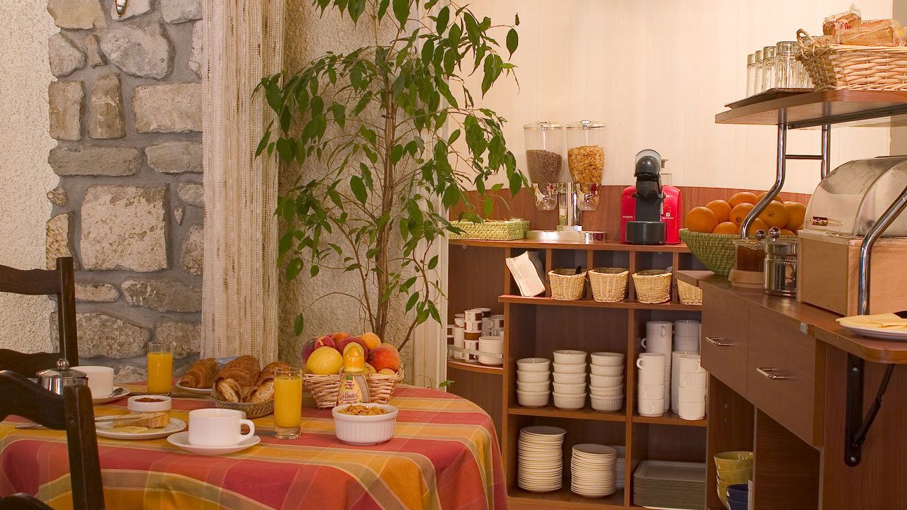 Petit déjeuner buffet (7.50 EUR par personne)