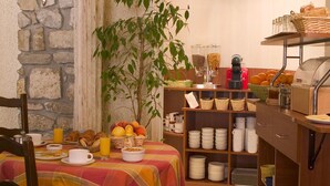 Daily buffet breakfast for a fee - Hotel Le Commerce (Mirepoix)