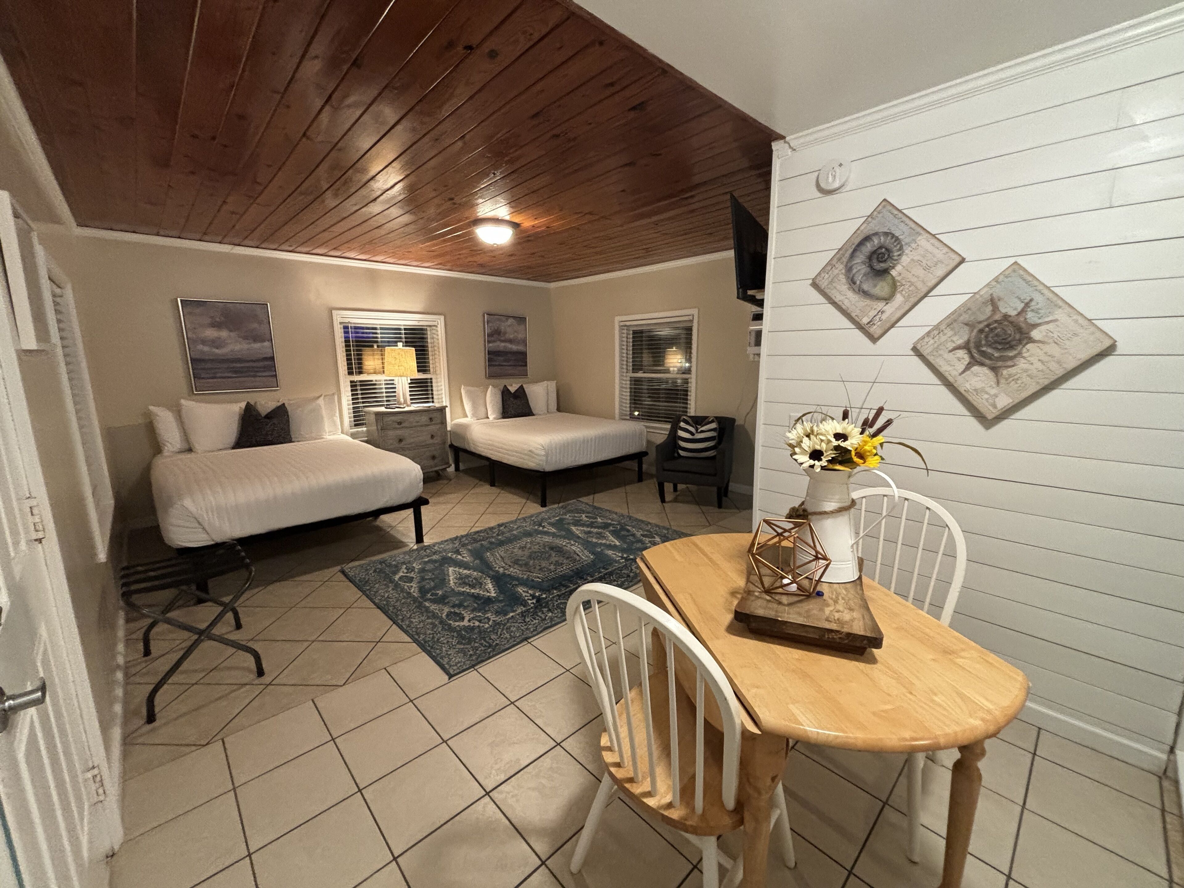 Deluxe-Zimmer, 2 Queen-Betten, Meerblick | Wohnbereich | Flachbildfernseher