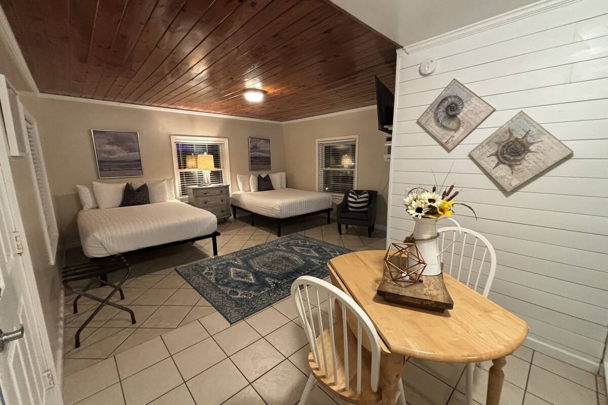 Deluxe-Zimmer, 2 Queen-Betten, Meerblick | Wohnbereich | Flachbildfernseher